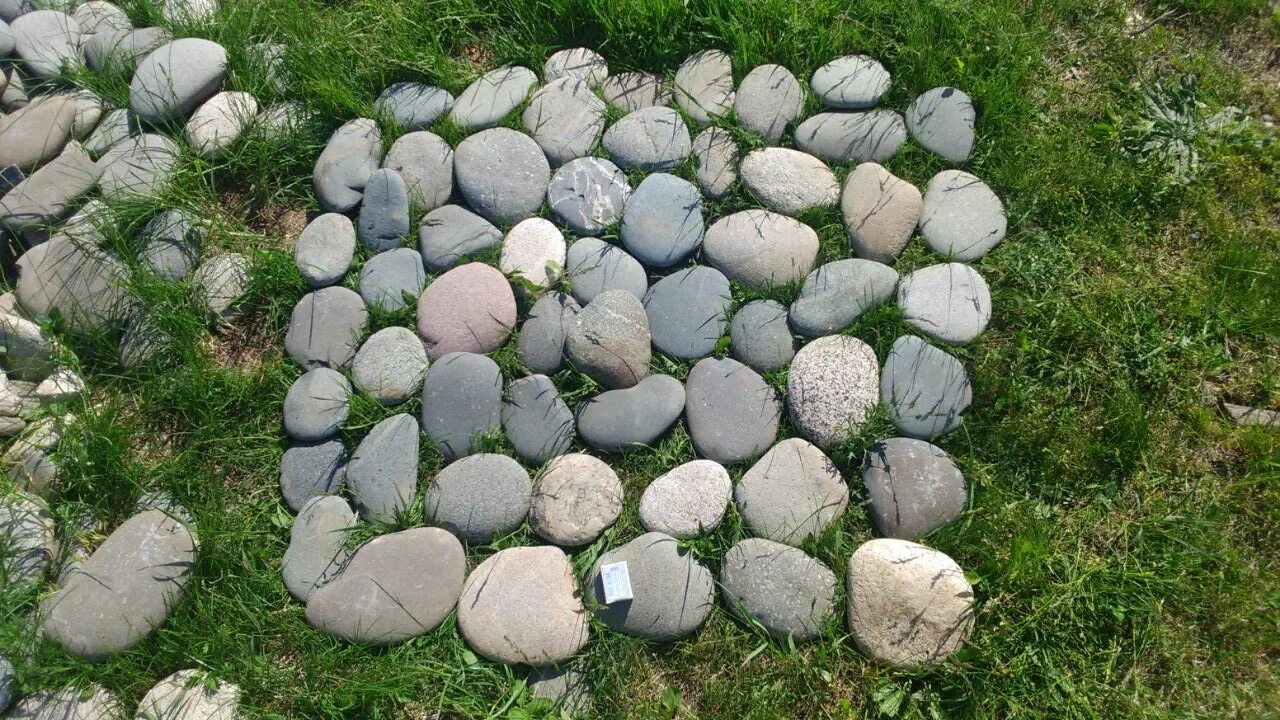 Галька Речная фракция 20-40. Камни в ландшафте. Декоративный камень для ландшафта. Галька в саду.