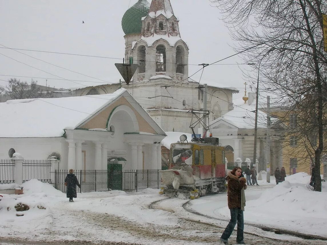 Ярославль 2000 год. Мукомольный переулок Ярославль. Ярославль в 2000-е. Ярославль Церковь в Мукомольном переулке. Мукомольный переулок трамвай Ярославль.