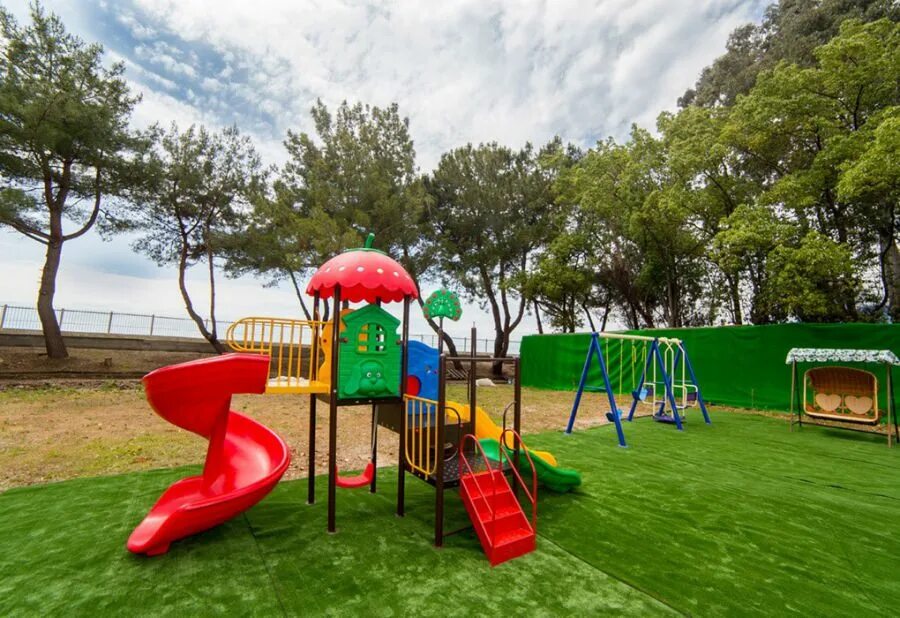 Парк отель гагра. Пансионаты абхазии с детской площадкой. Отели для отдыха с детьми в абхазии. Парк аттракционов в гаграх абхазия. Золотой якорь отель 4 абхазия гудаута.