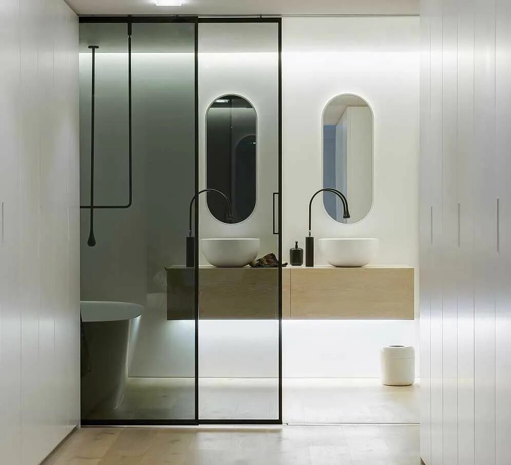 Стеклянные двери в ванну. Раздвижные стеклянные двери в ванную комнату. Раздвижная стеклянная дверь в санузел. Стеклянная раздвижная дверь для ванной комнаты. Раздвижная стеклянная дверь в туалет.