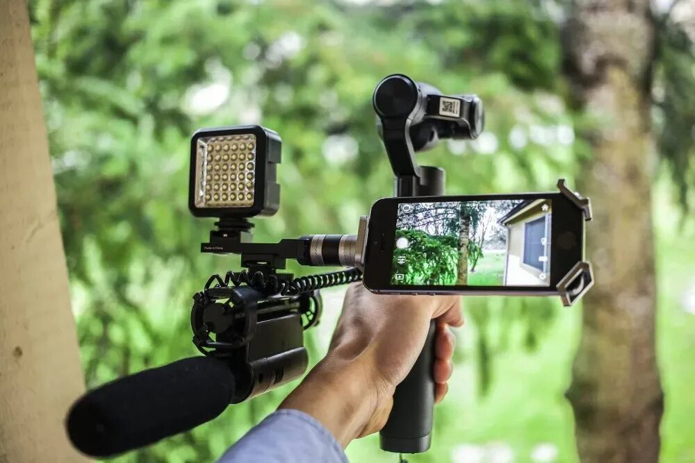 Съемка на телефон. Мобильная съемка и монтаж. Фотографирует на смартфон. Мобильная видеосъемка. Мобильная съемка.