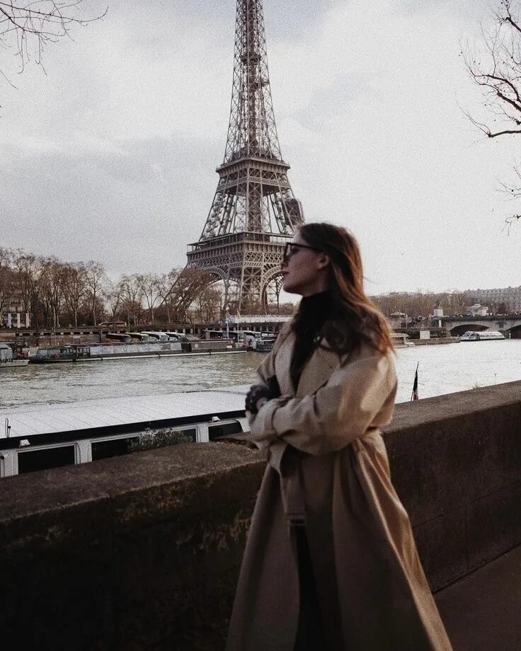 He lives in paris. Parisian music. He lives in paris. Parisian life. Жизнь в париже.