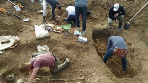 Очень уставшие сразу после возвращения с раскопок