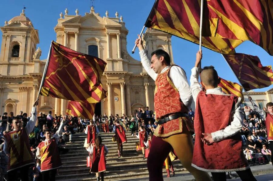 5 народных традиций италии. национальные праздники италии. италия праздники и традиции. итальянские национальные традиции. колумбийские национальные танцы.