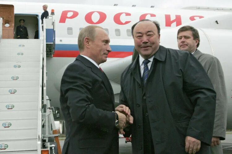 Наградить или просто поцеловать? Как Путин одной фразой в Уфе раскрыл цель своих