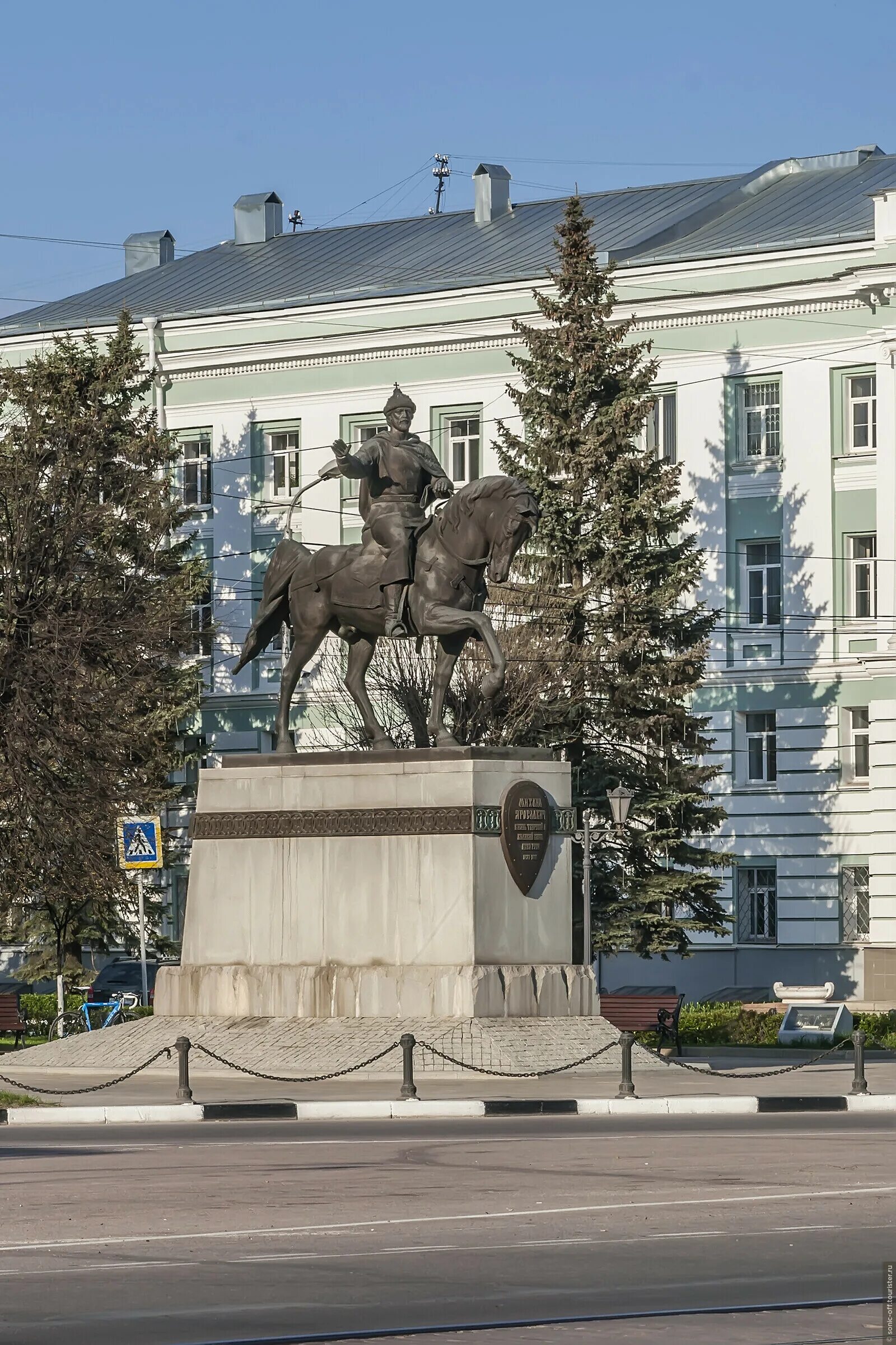 Тверь части. Памятник Михаилу Ярославичу в Твери. Памятник Михаилу Шеину в Смоленске. Памятник Михаилу Таирову. Памятник Михаилу Евгеньевичу..