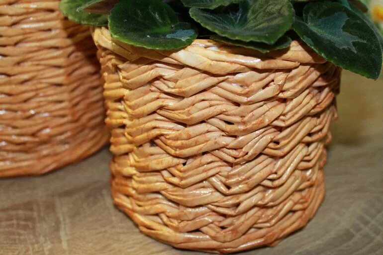 корзины из бумажной лозы. кашпо из бумажных трубочек. кашпо из газетных трубочек. плетеные горшки для цветов. кашпо из бумажных трубочек.