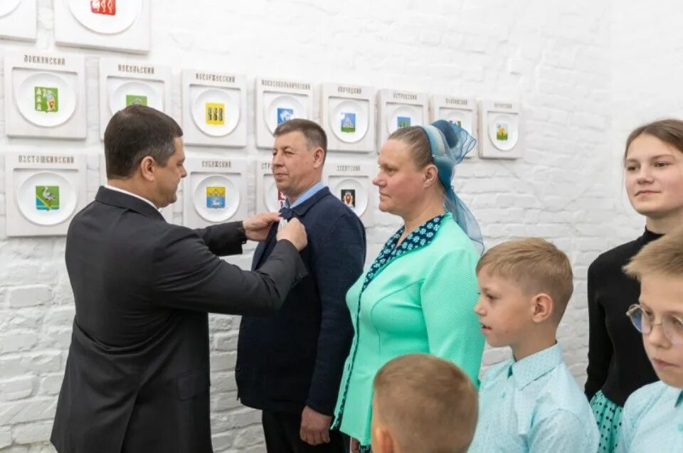 Награждение многодетных. Орден многодетным семьям. награждение многодетных семей. медаль многодетным семьям. орден родительская слава 2025.