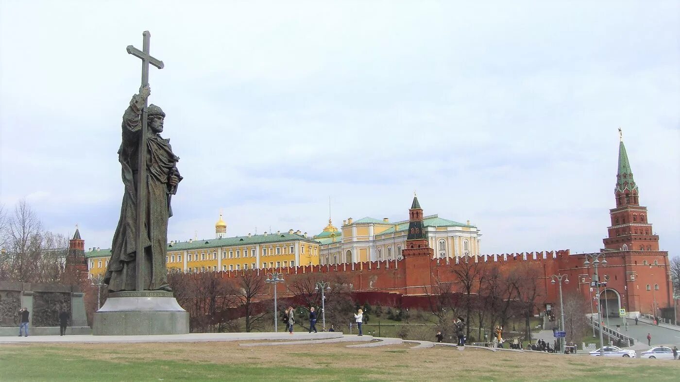 Какому владимиру памятник в кремле. Памятник Владимиру в Москве на красной площади. Памятник Владимиру у Кремля в Москве. Памятник князю Владимиру в Москве на Моховой.