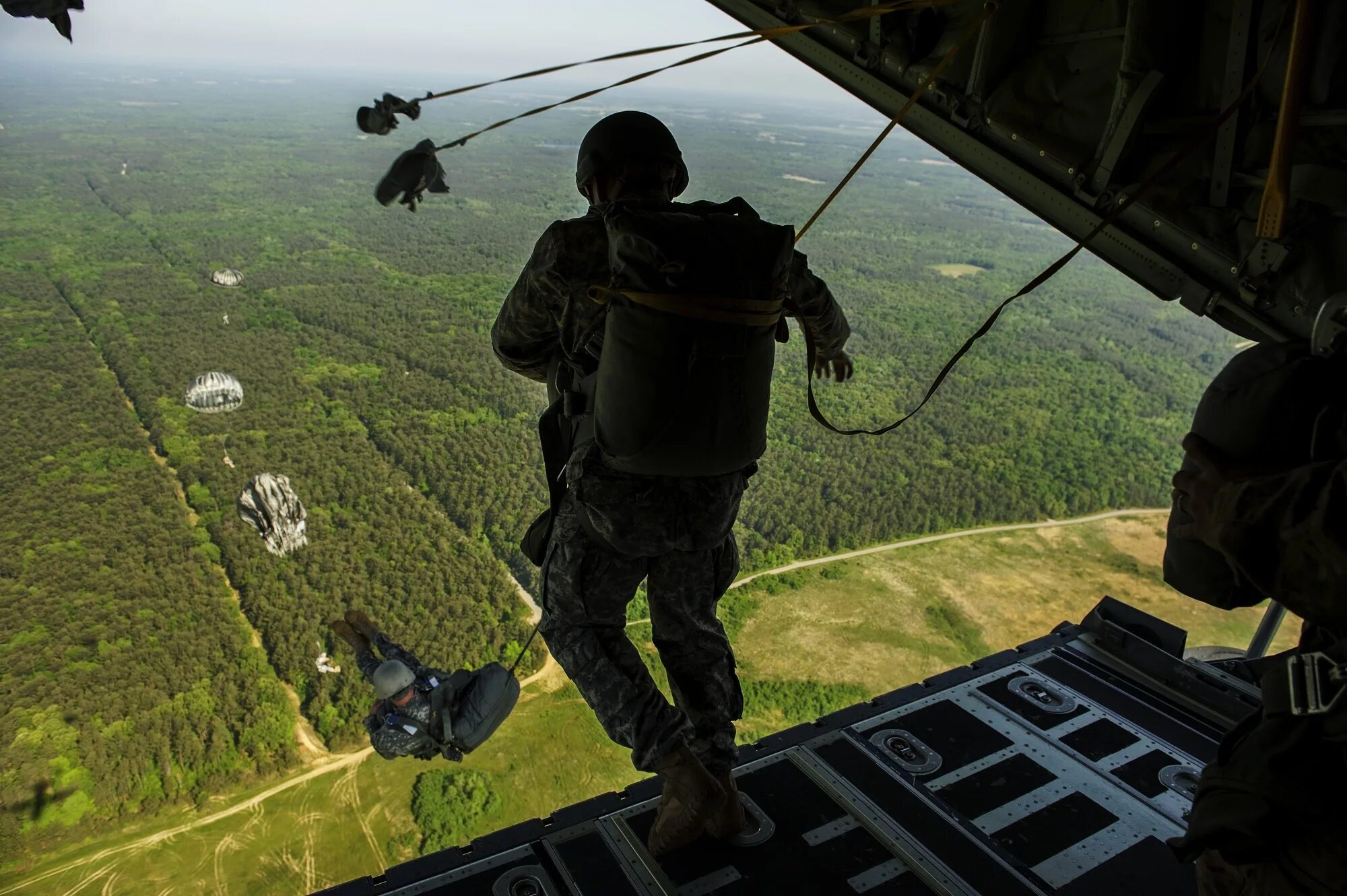 Парашют военный. Военный прыжок с парашютом. Военные парашютисты в небе. Военные прыжки с парашютом ВДВ.