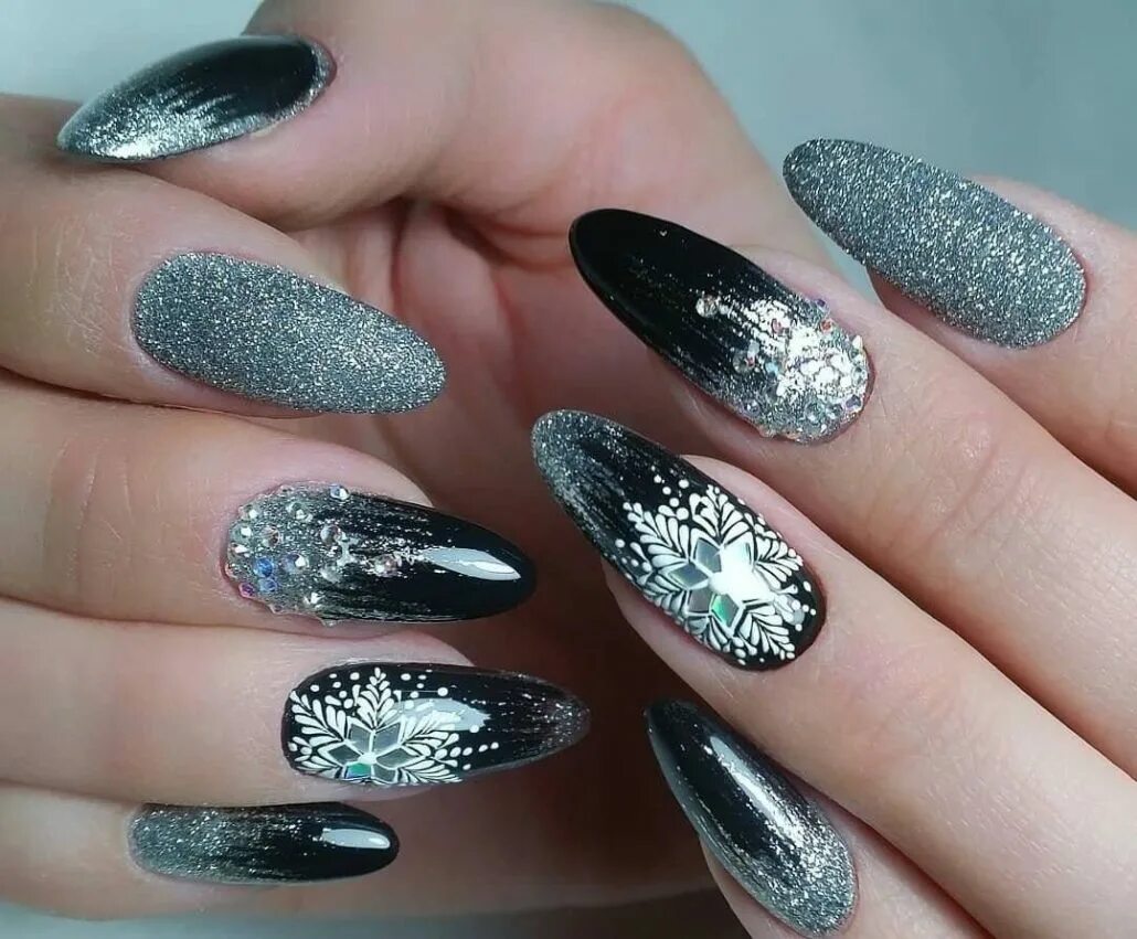 Маникюр чёрный с серебром. Ногти чёрные с серебром. Маниккюр черный с сере. Маникюр чёрный с серебром. Дизайн ногтей новинки черный с серебром.