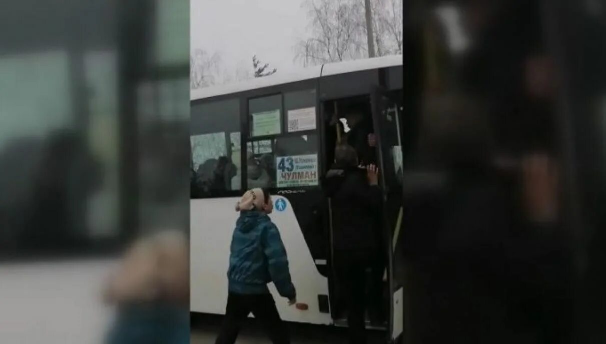 Драка девушек автобусе. Подростки в автобусе. девочка с калашниковым в автобусе.