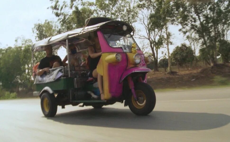 Tuc tuc машина. Тук-тук-тук. Тук тук гоночный. Piaggio тук тук. Тук тук кто там шутка.