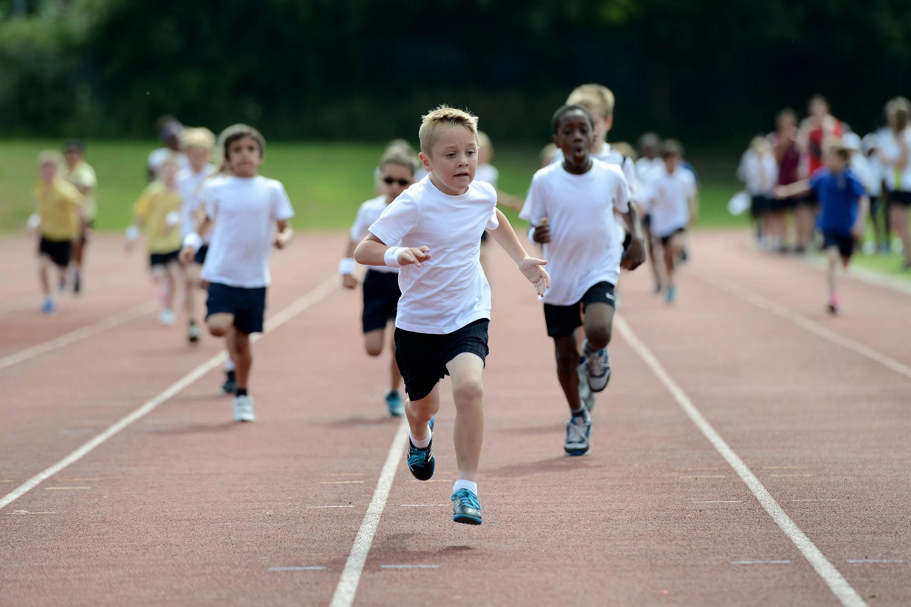 School sports 6. Спорт дети. Дети бегут. Дети спорт бег. Физкультура бег.