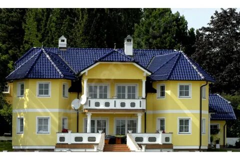 Фасады домов с синей крышей
