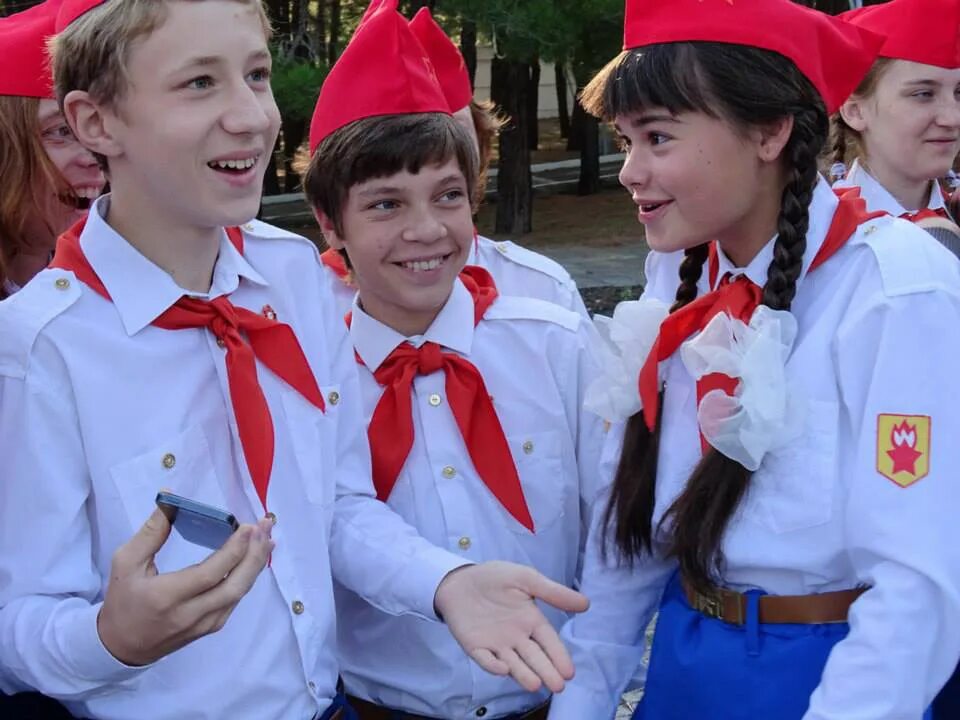 Вожатая и ребята. Пионерский вожатый. Вожатая и ребята. Вожатая и ребята. Парни вожатые.