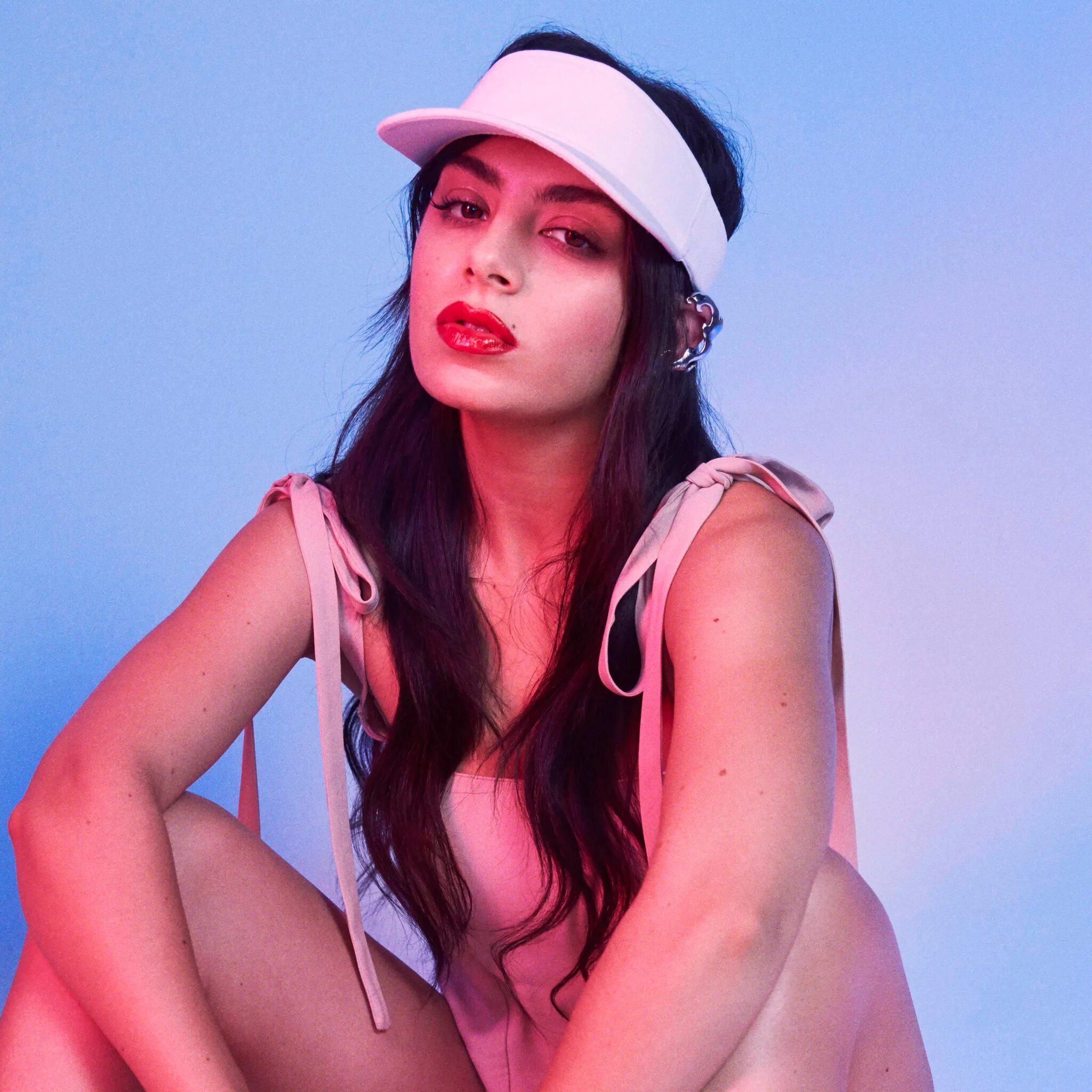 Guess charli xcx. Charli xcx певица. charli xcx 2019. charli xcx 2025. charli xcx 2025.