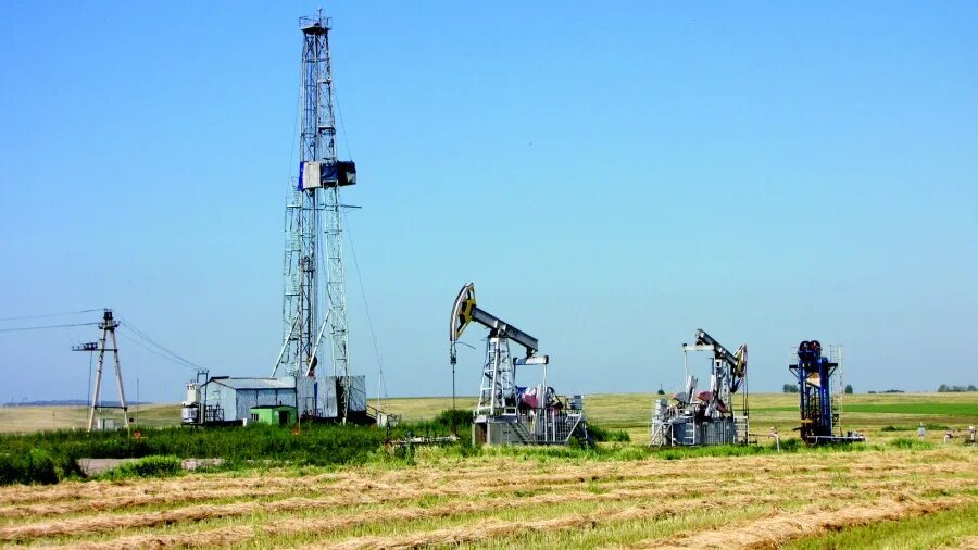Татнефть добыча. Нгду азнакаево нефть. нефть татарстана татнефть. ромашкинское месторождение татарстан. нефтяное месторождение татнефть.
