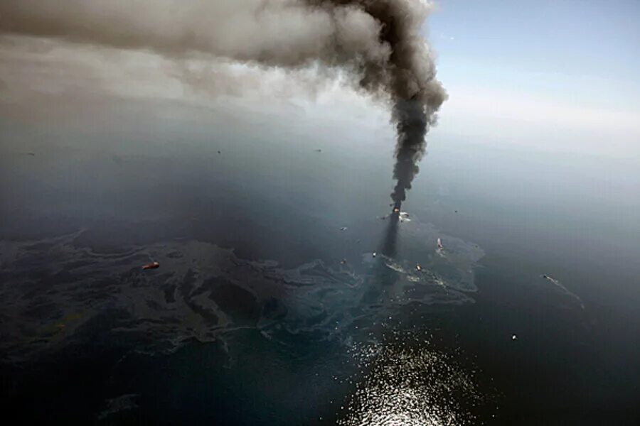 Море в котором горел сероводород. Deepwater Horizon разлив нефти. Взрыв нефтяной платформы Deepwater Horizon. Разлив нефти в мексиканском заливе 2010. Взрыв в мексиканском заливе 2010.