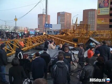 Кран упал на человека