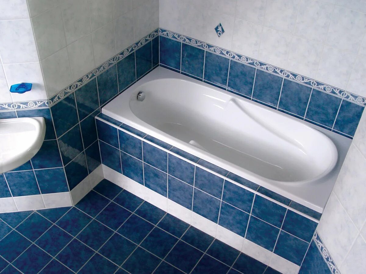 В ванной комнате установлен. Ravak Vanda II. Ванная. Отделка ванной комнаты плиткой. Ванная облицованная плиткой.
