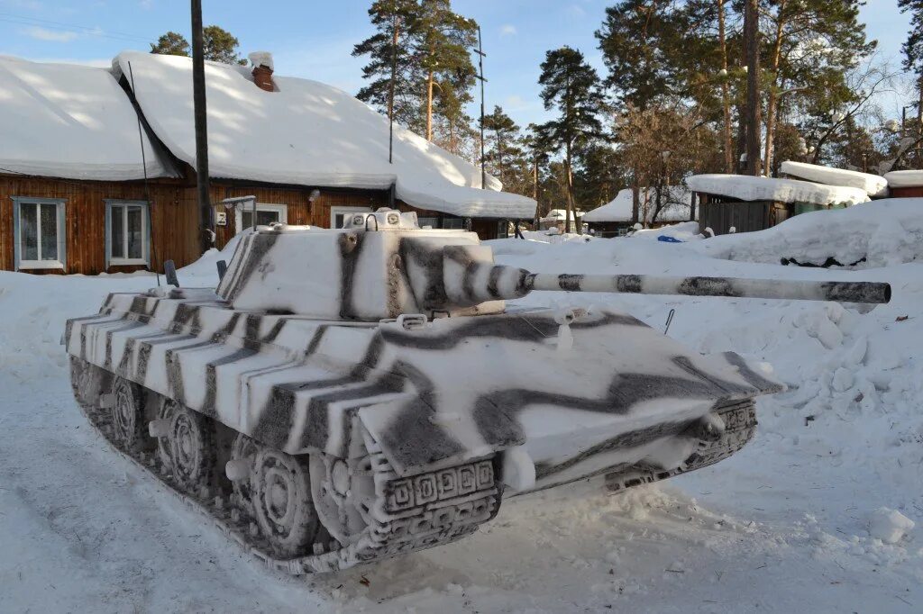 Т б снежная. Танк т-34 из снега. Зимний камуфляж танков. Зимняя маскировка танка. Зимний танк.