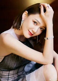 陈 乔 恩 短 发 造 型 干 练 俏 皮 露 肩 星 空 裙 闪 亮 长 腿 吸 睛 