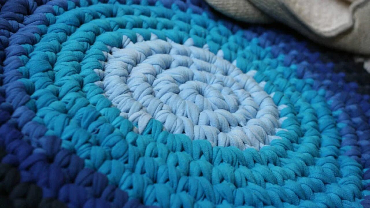 Пряжа для вязания ковриков. Crochet rug коврик крючком. трикотажные нитки для вязания ковриков. мохнатые коврики из трикотажа. коврик из трикотажных ниток для вязания.