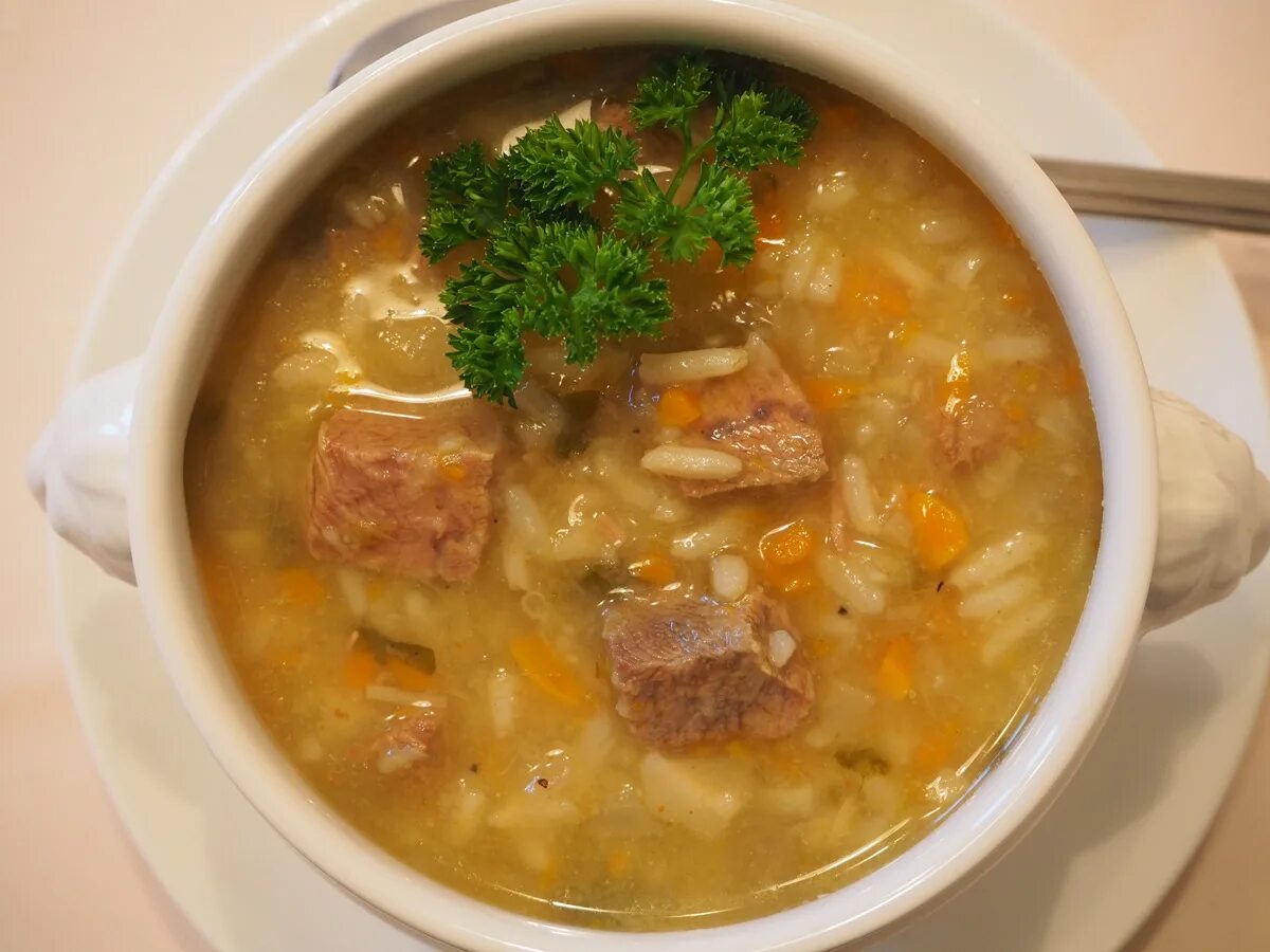 Суп с говядиной и картошкой. Суп на мясном бульоне. Вкусный суп на говяжьем бульоне. Суп картофельный с говядиной.