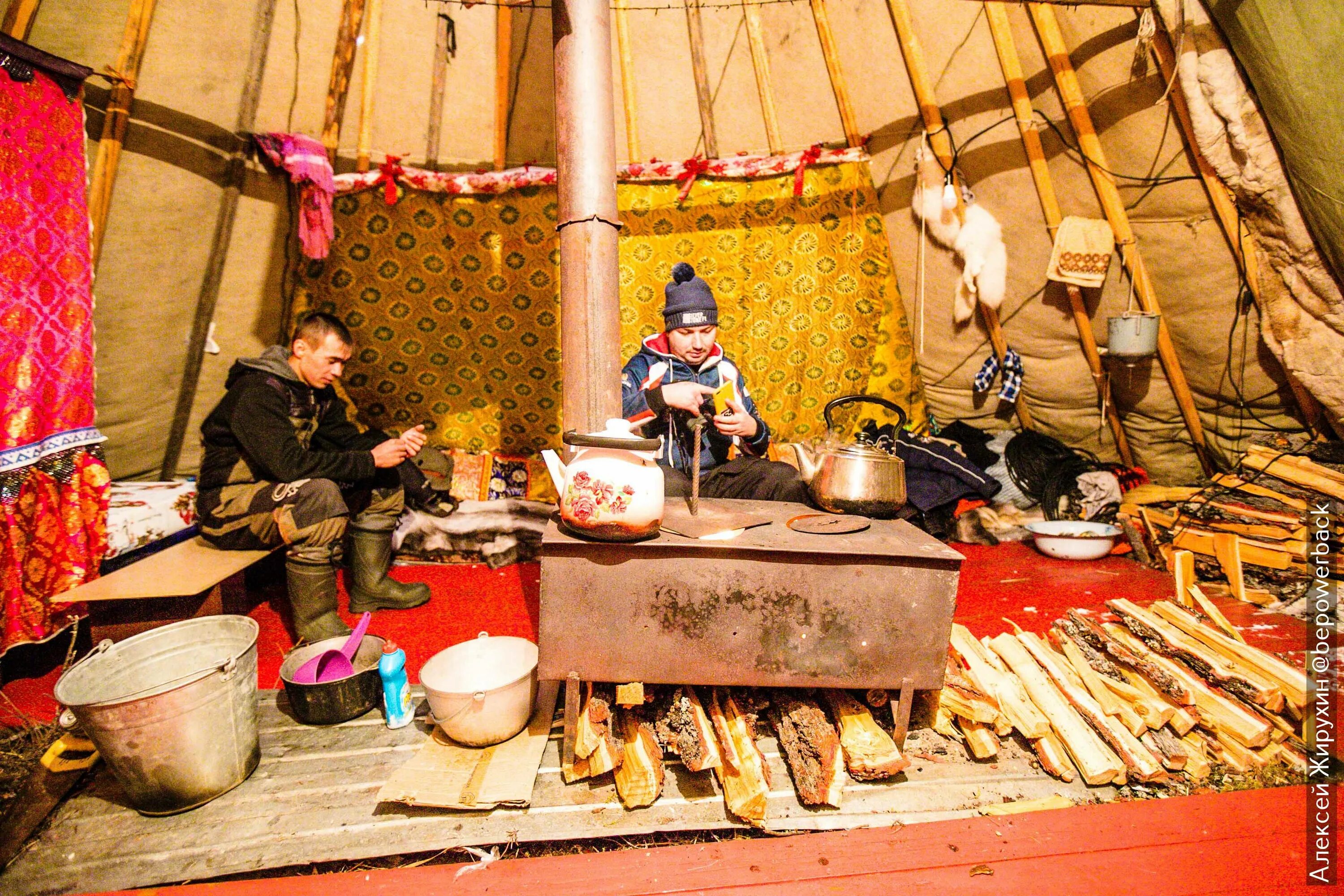 Якутская яранга. Юрта народов севера. Юрта народов севера. Юрта ханты и манси. Жилище коряков яранга.