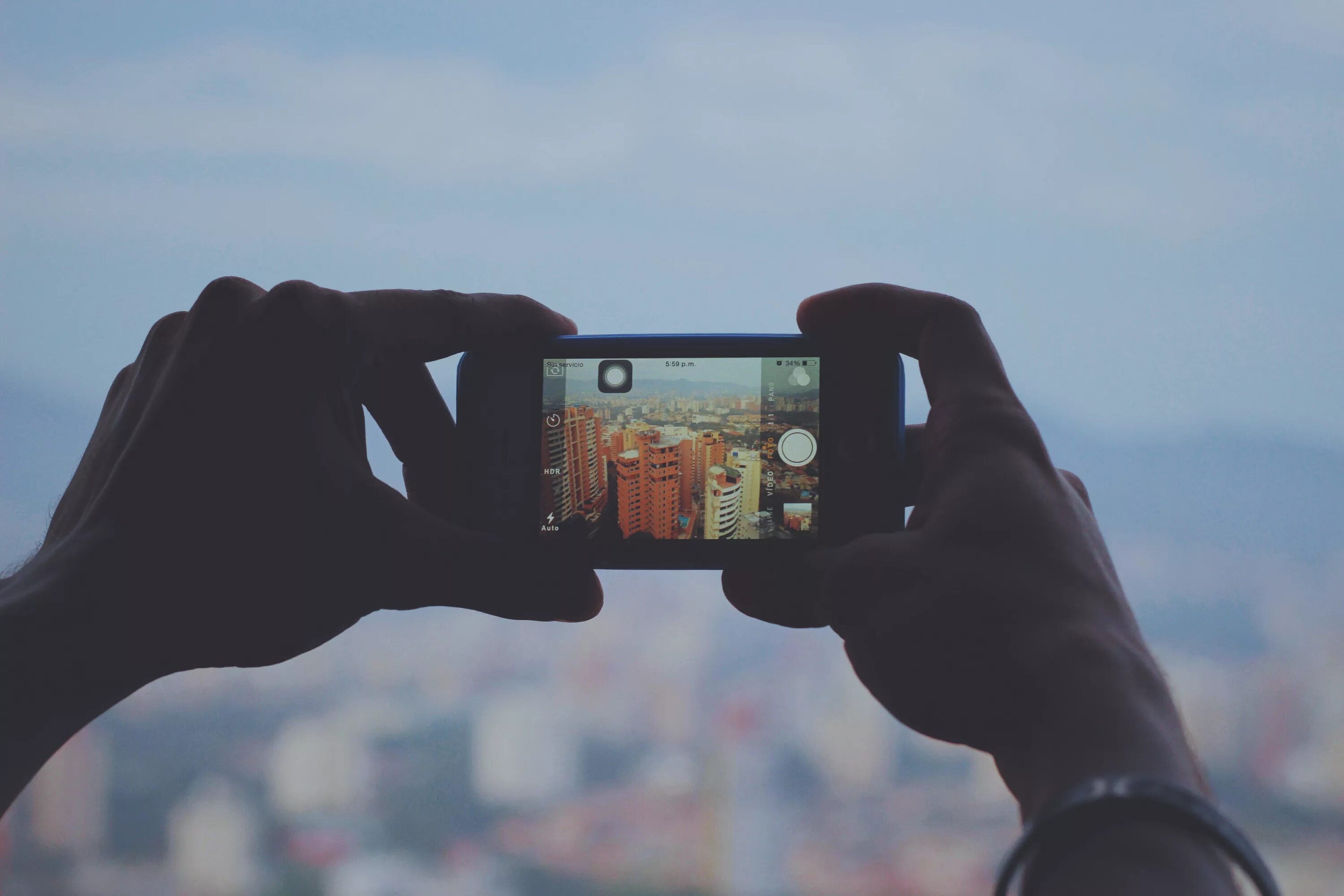 Камера телефона. Мужчина фотографирует на телефон. Телефон сам фоткает. Камера смартфона. Ar приложение.