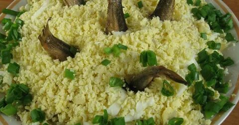 Рецепт салата с шпротами и яйцами огурцом