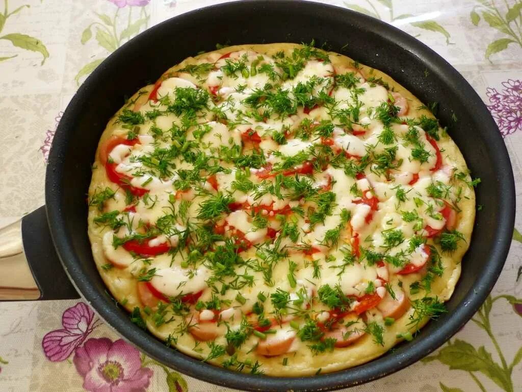 Приготовить пиццу на сковороде быстро и вкусно. Пицца на сковороде. домашняя пицца на сковороде. быстрая пицца на сковородке. домашняя пиууа на сковород.