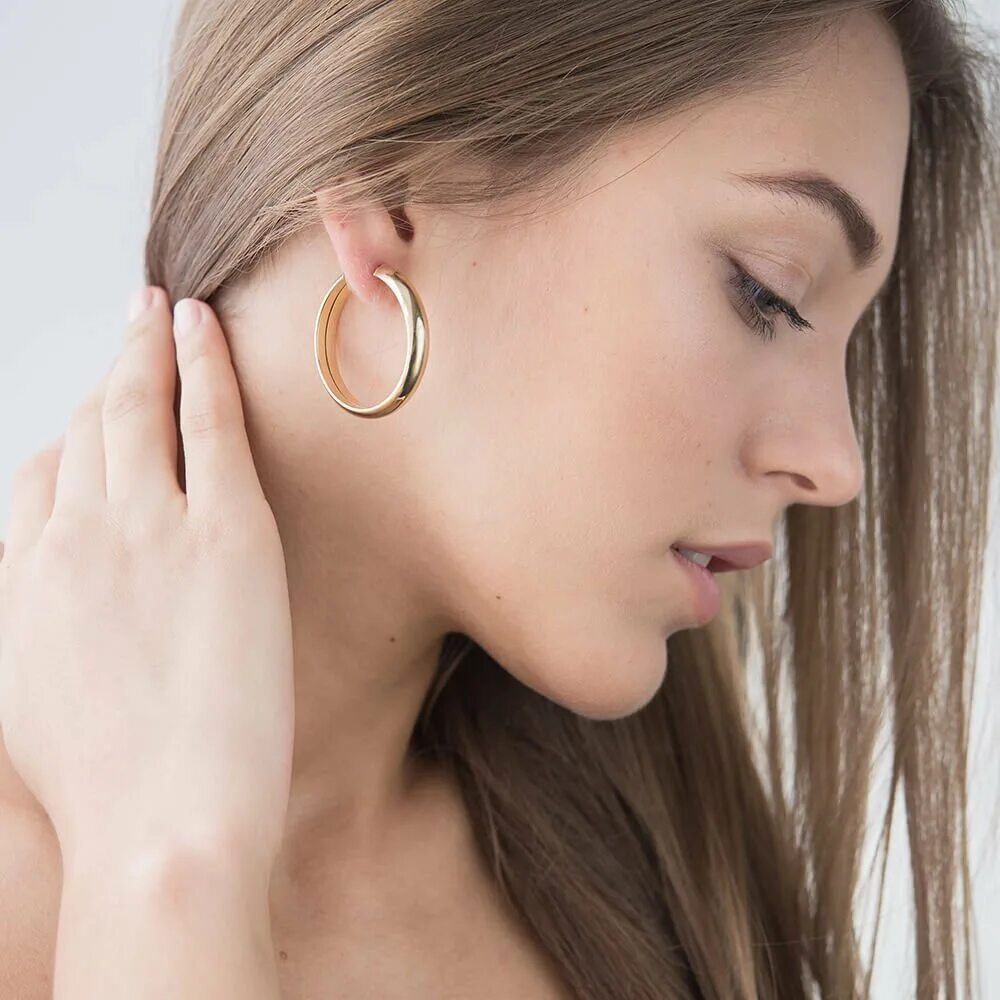 Девушка в сережках. Девушка с сережками. Мерила сережки. Надевает серьги. Ювелирные украшения серьги.