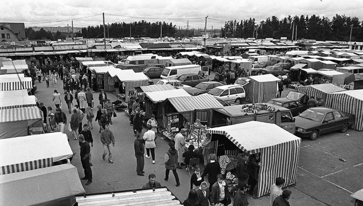 Кто такие челноки в 1990 е. Центральный рынок Екатеринбург 90е. Рынок в Польше в 90-е. Тушинский рынок в 90. Продуктовый рынок 90е Белгород.