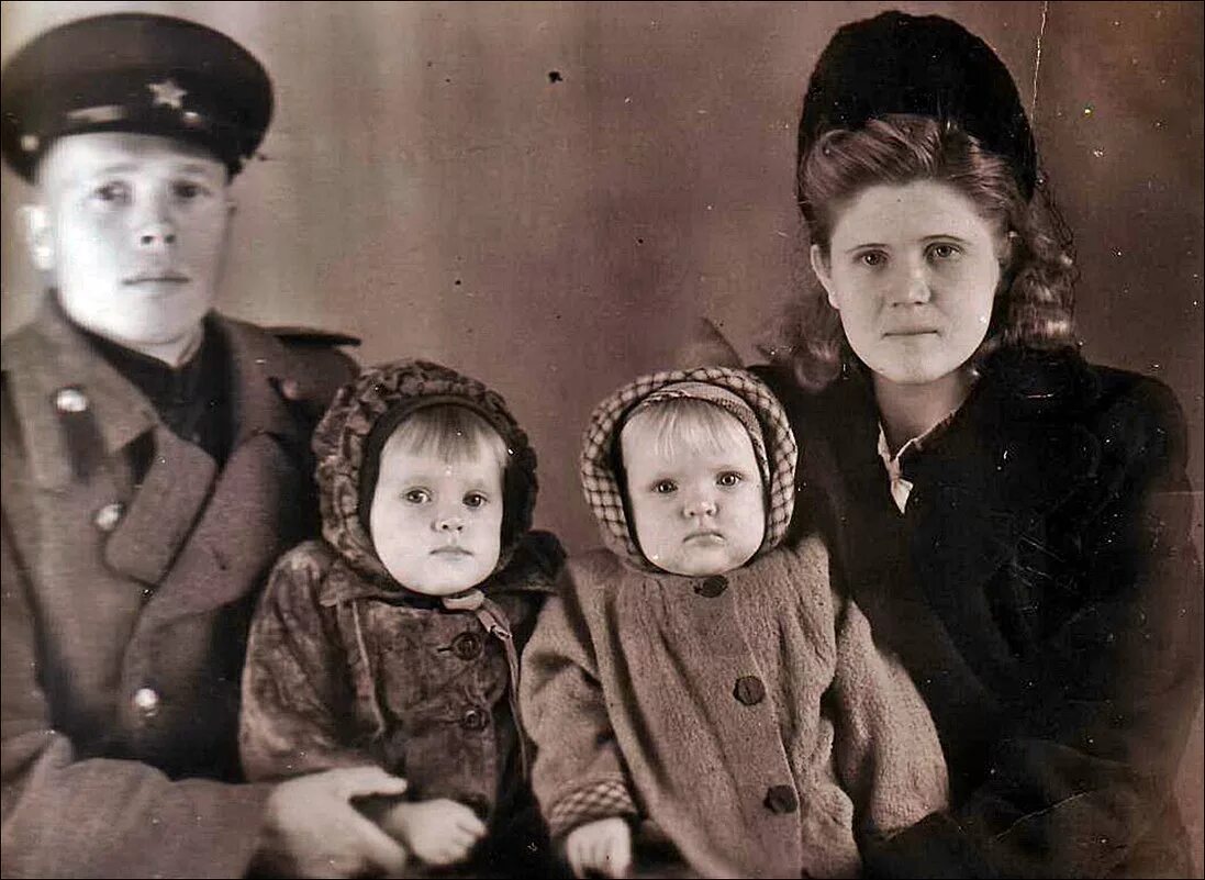 Семья офицеров. Офицерская семья. Семья советского офицера. 1950 Год семья. Фотосессия с Офицерская семья.