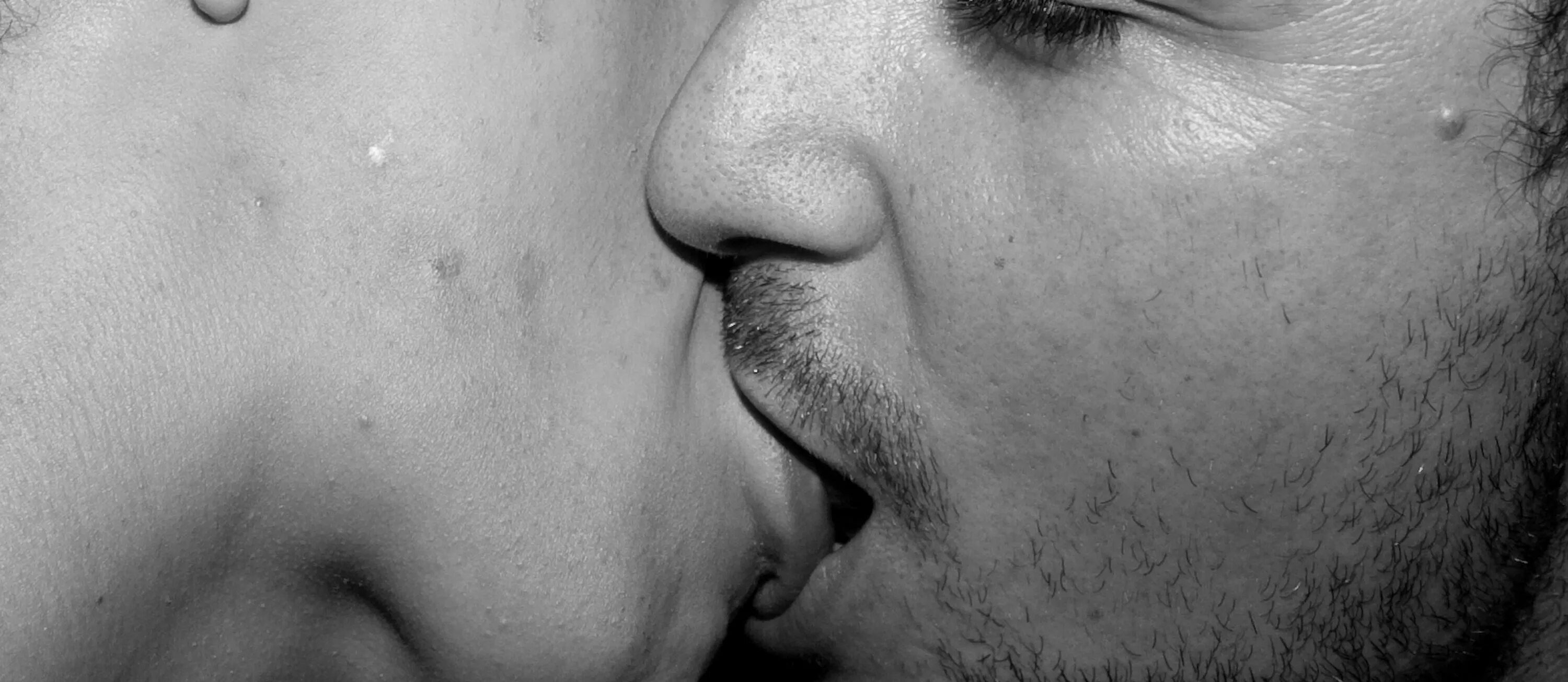 Лижет парню лицо. Поцелуй вблизи. Поцелуй крупно. Мужской поцелуй. Поцелуй с языком.