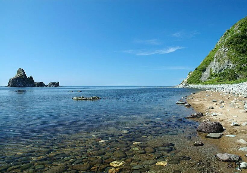 Достопримечательности морей россии. Берег Охотского моря. Охотское море Сахалин. Охотское море Охотск пляж. Мыс Охотского моря.