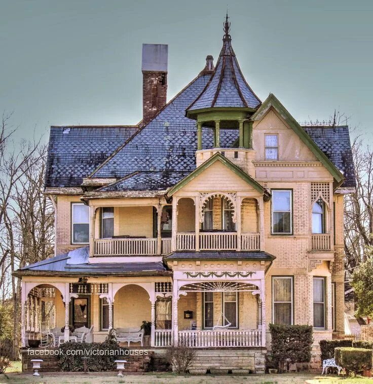 Особняк в англии в викторианском стиле. Стиль тюдор (tudor revival cottage). Викторианский стиль архитектурный стиль в англии. Нео георгианский стиль в архитектуре. Викторианская готика особняки.