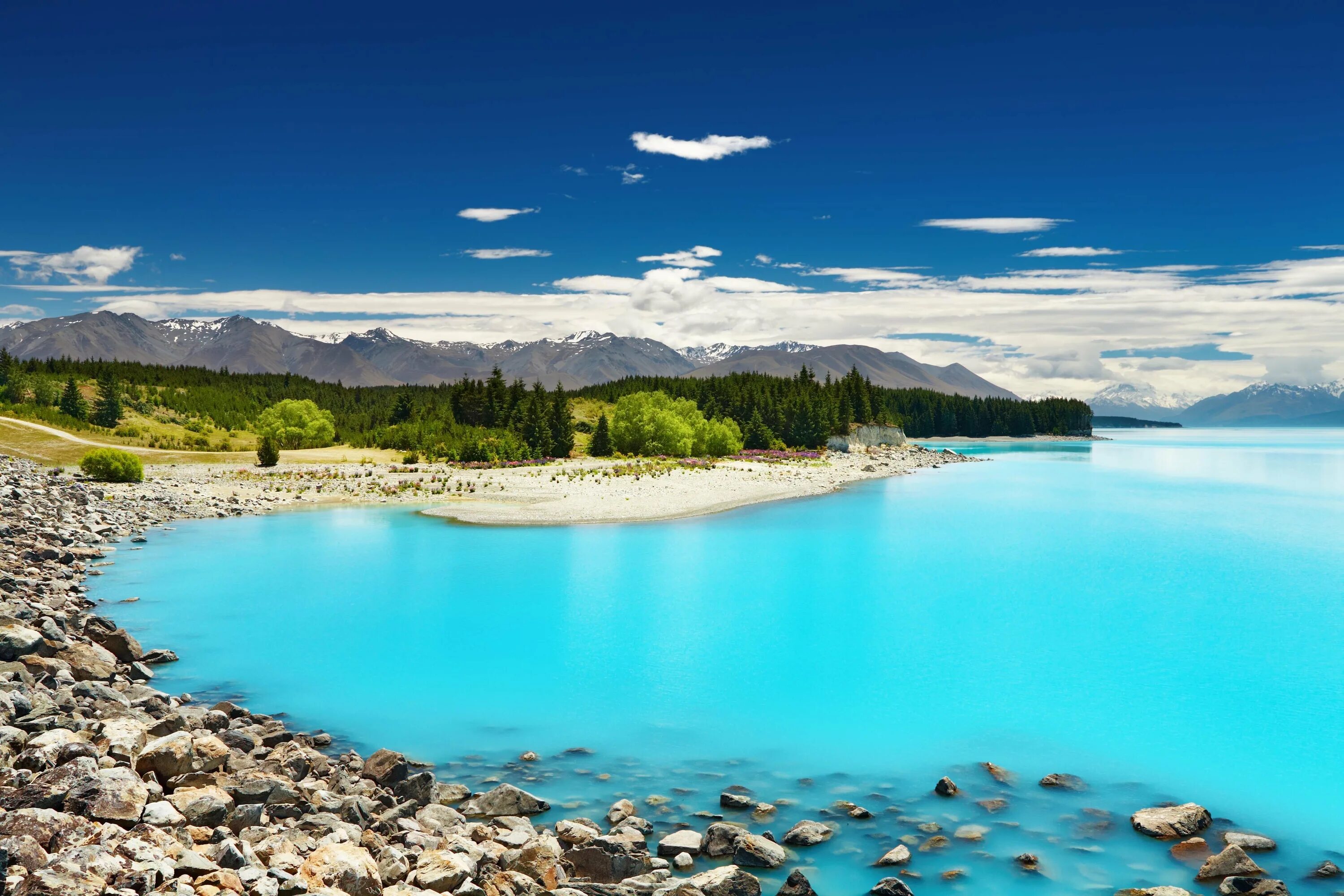 Озера в гребнях. Озеро пукаки в новой Зеландии. Голубое озеро новая Зеландия. Голубое озеро Новозеландия. Блу-Лейк (озеро, Квинсленд).