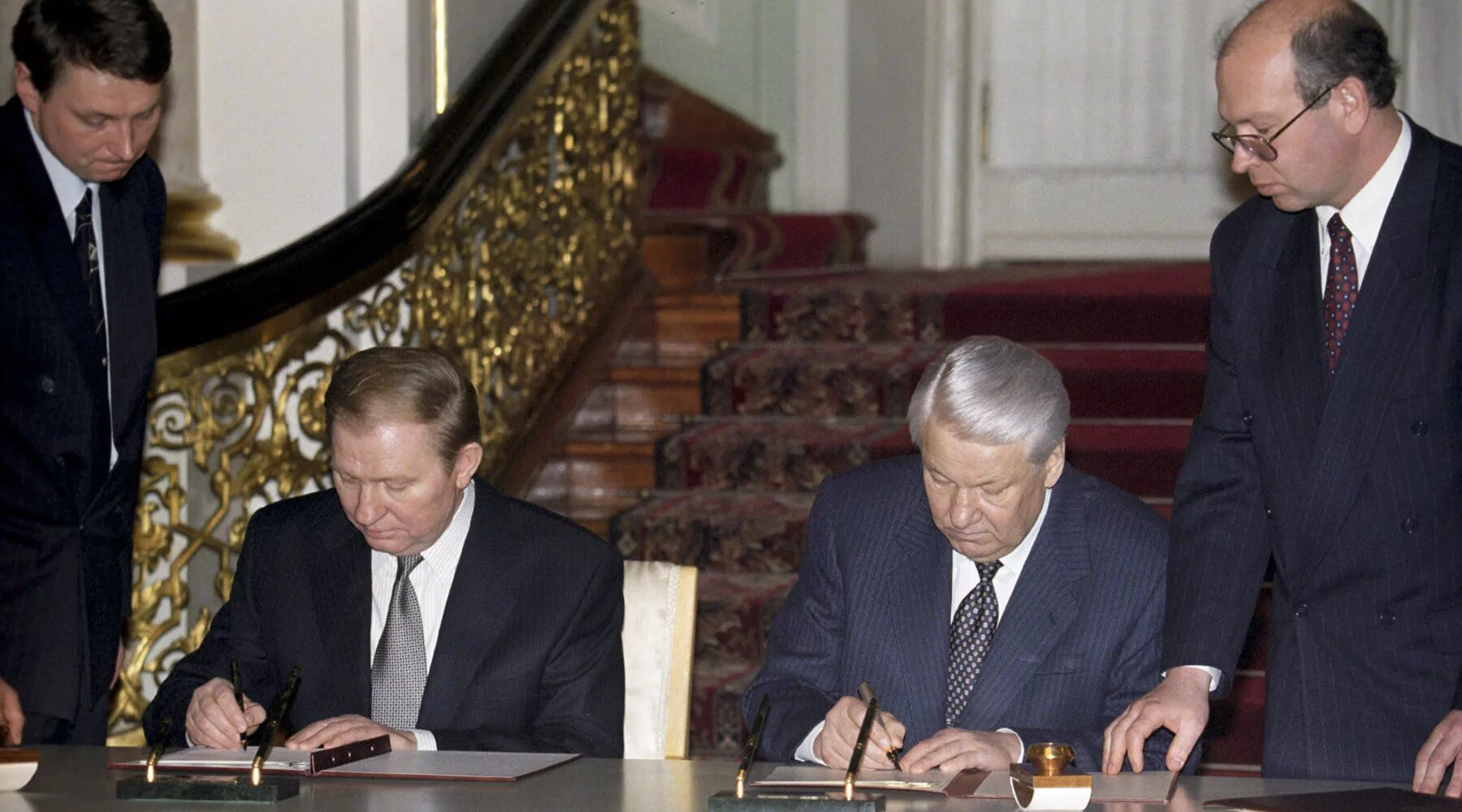 Подписанный договор ельцин. Ельцин и Кучма 1997.