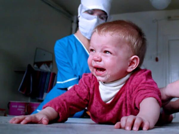 Уколы детям в школе. Уколы детям в больнице плачет. Уколы детям в больнице плачет. Уколы маленьким детям. Уколы детям.
