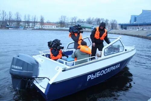 Лодка рыбнадзора. Инспектор рыбоохраны. Средневолжская рыбоохрана. Инспектор рыбоохраны. Катер рыбнадзора.