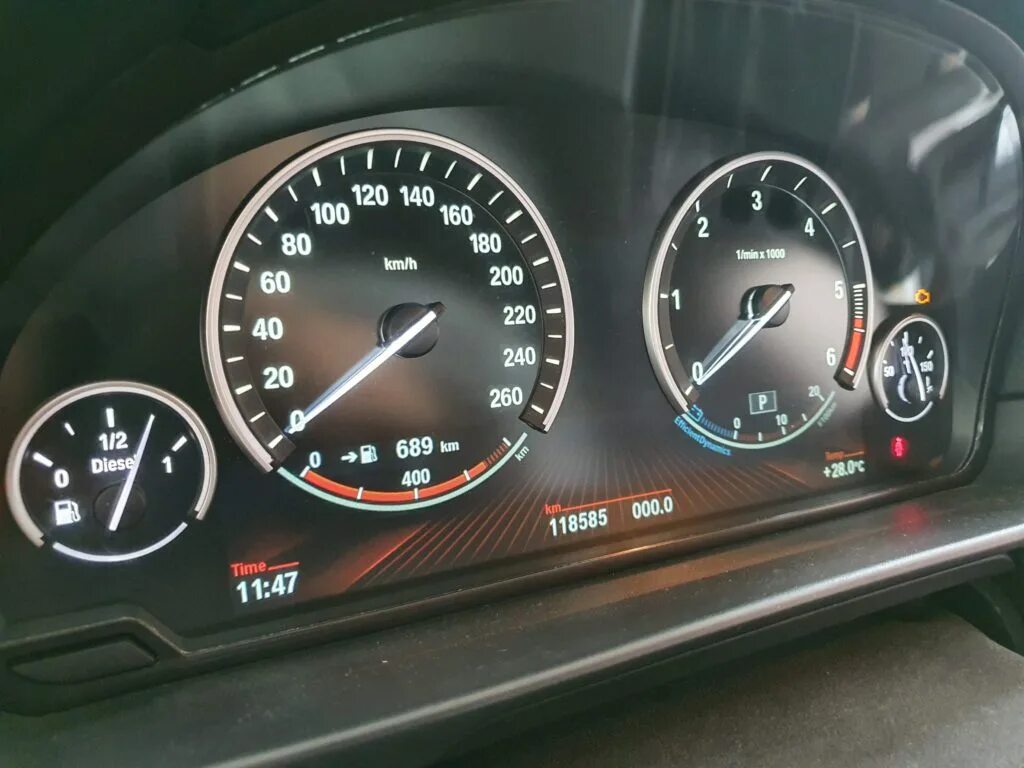 Оригинальные дооснащение авто ягуар часы на панель. Bmw 5 f10 приборная панель. Bmw f10 black panel. Bmw m5 f10 приборка. Bmw f10 панель приборов.