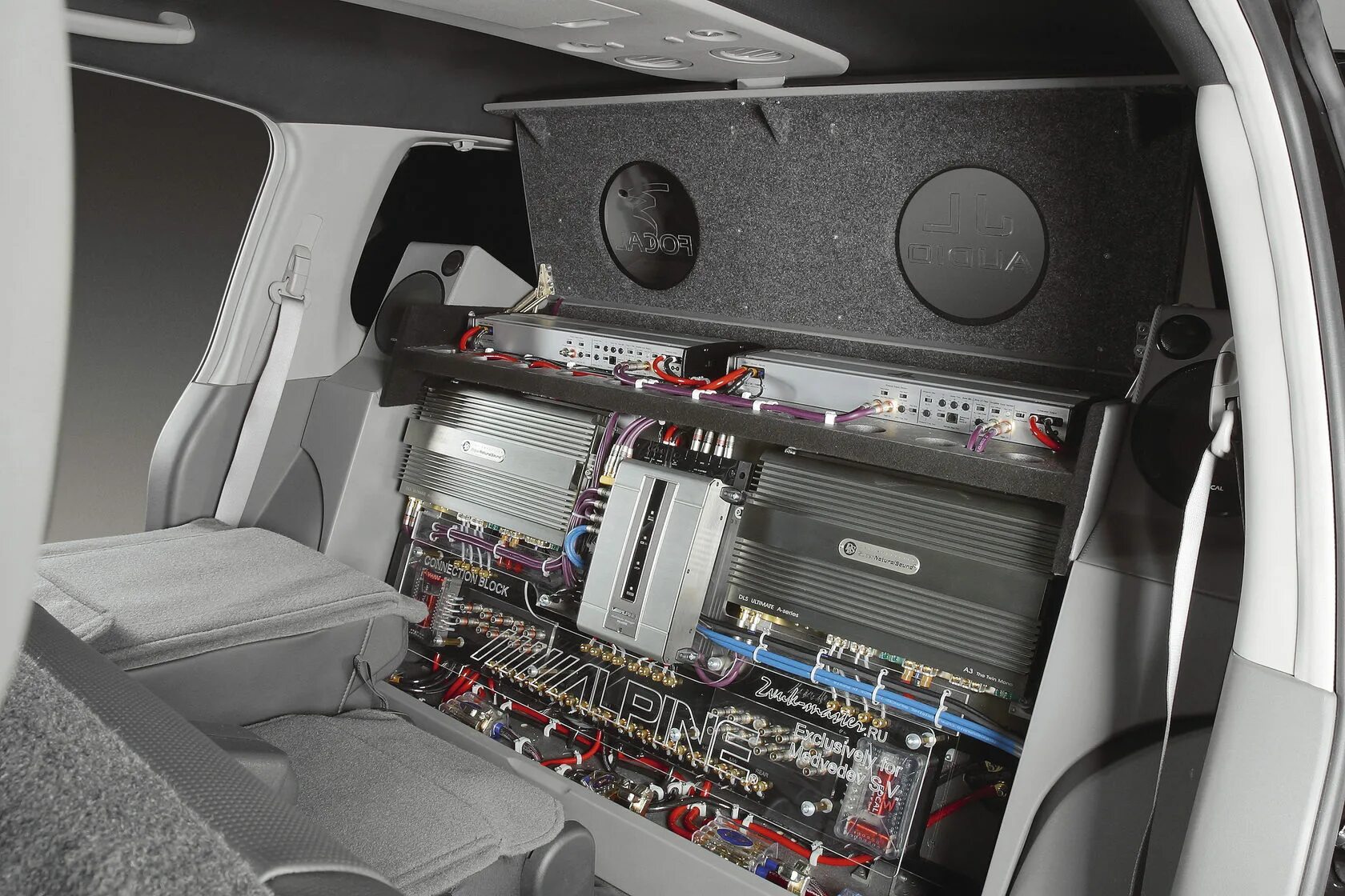 Усилитель 2. Усилитель в багажник лачетти седан. Крепление для усилителя в авто. Альфард автозвук 360. Установка усилителя в авто.