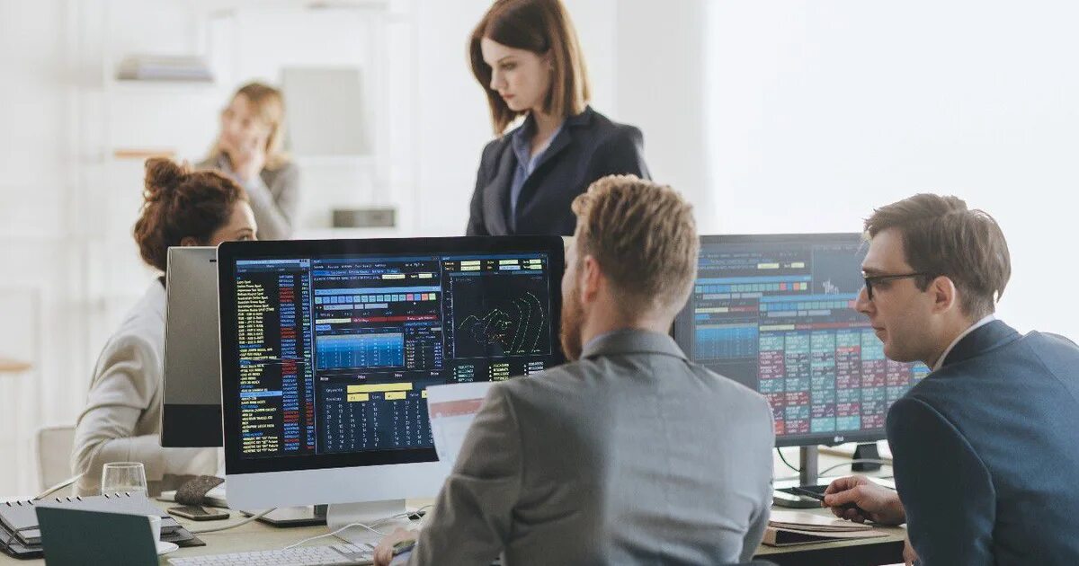 Лжеброкеры. Биржевой брокер. Трейдер за работой. Торговля на фондовом рынке. Успешный трейдер.