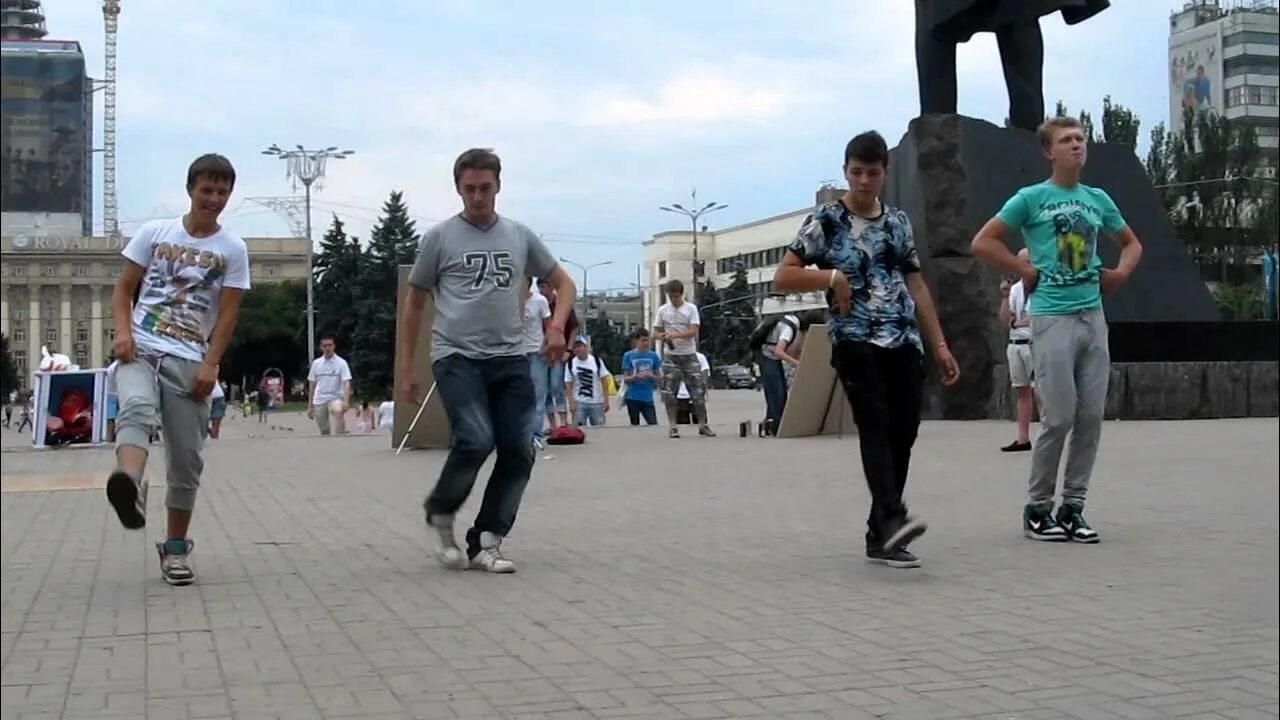 Флешмоб 90-х. Танцы 90-ые Молдова. Танец под песню 90. Пацаны жгут. Песня танцую под 90