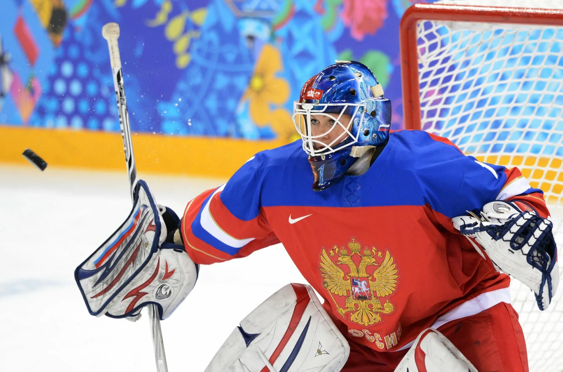Включи все хоккей. Сборная России хоккей вратарь обои. Хоккейный вратарь Шаповалов.