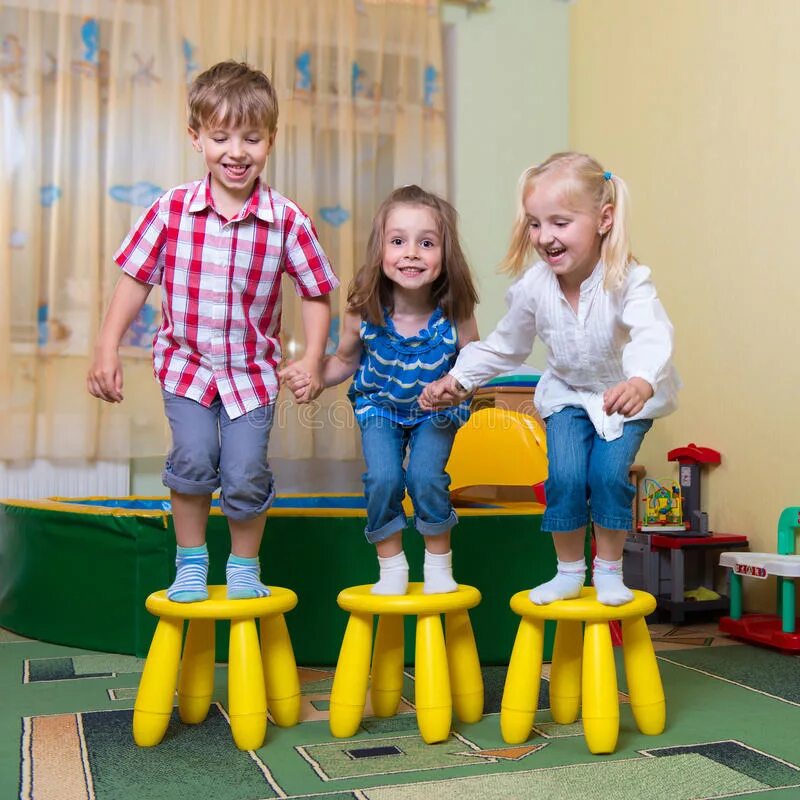 Прыгать со стула. Прыгать со стула. Табурет для прыжков. Девушка в интерьере. Прыгать со стула.