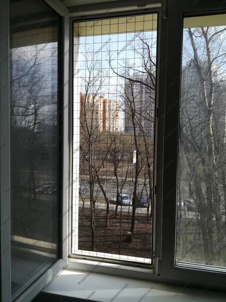 Антикошка на окна. Сетка антикошка на раздвижные окна. Антикошка на балкон с раздвижными окнами. Антикошка на раздвижные окна. Решетка антикошка.